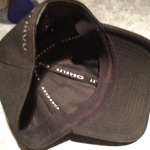 OAKLEY hat - Picture 3 of 4